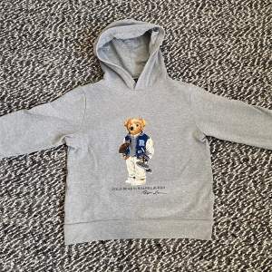 Grå Ralph Lauren Hoodie i mycket bra skick!🌟 Nypris: Ca 1500 kr Mitt pris: 499 kr!🔥