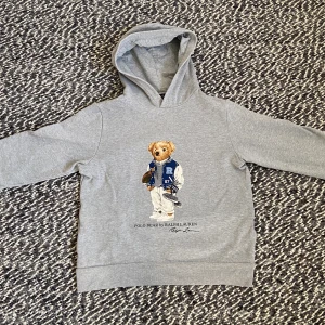 Ralph Lauren Hoodie - Grå Ralph Lauren Hoodie i mycket bra skick!🌟 Nypris: Ca 1500 kr Mitt pris: 499 kr!🔥