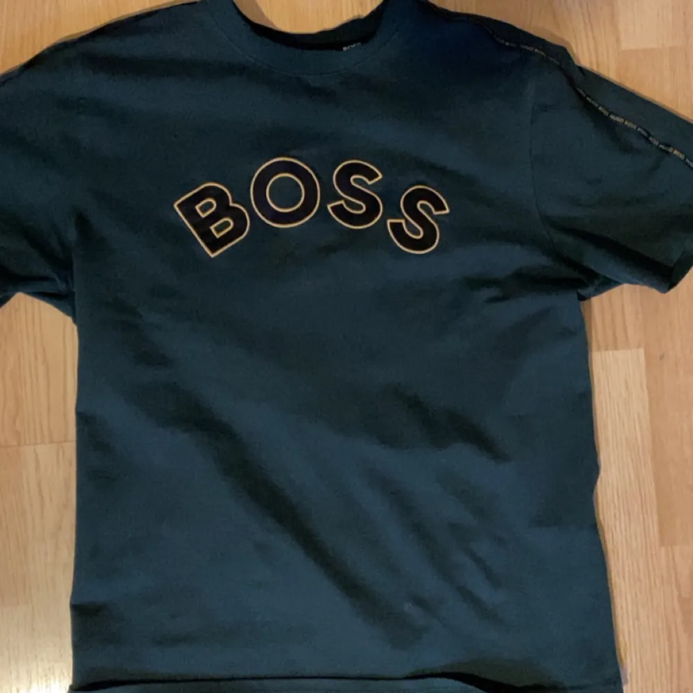 Riktigt skön Boss t shirt . Storlek L väldigt fint skick. Frågor och funderingar hör av er 😀. T-shirts.
