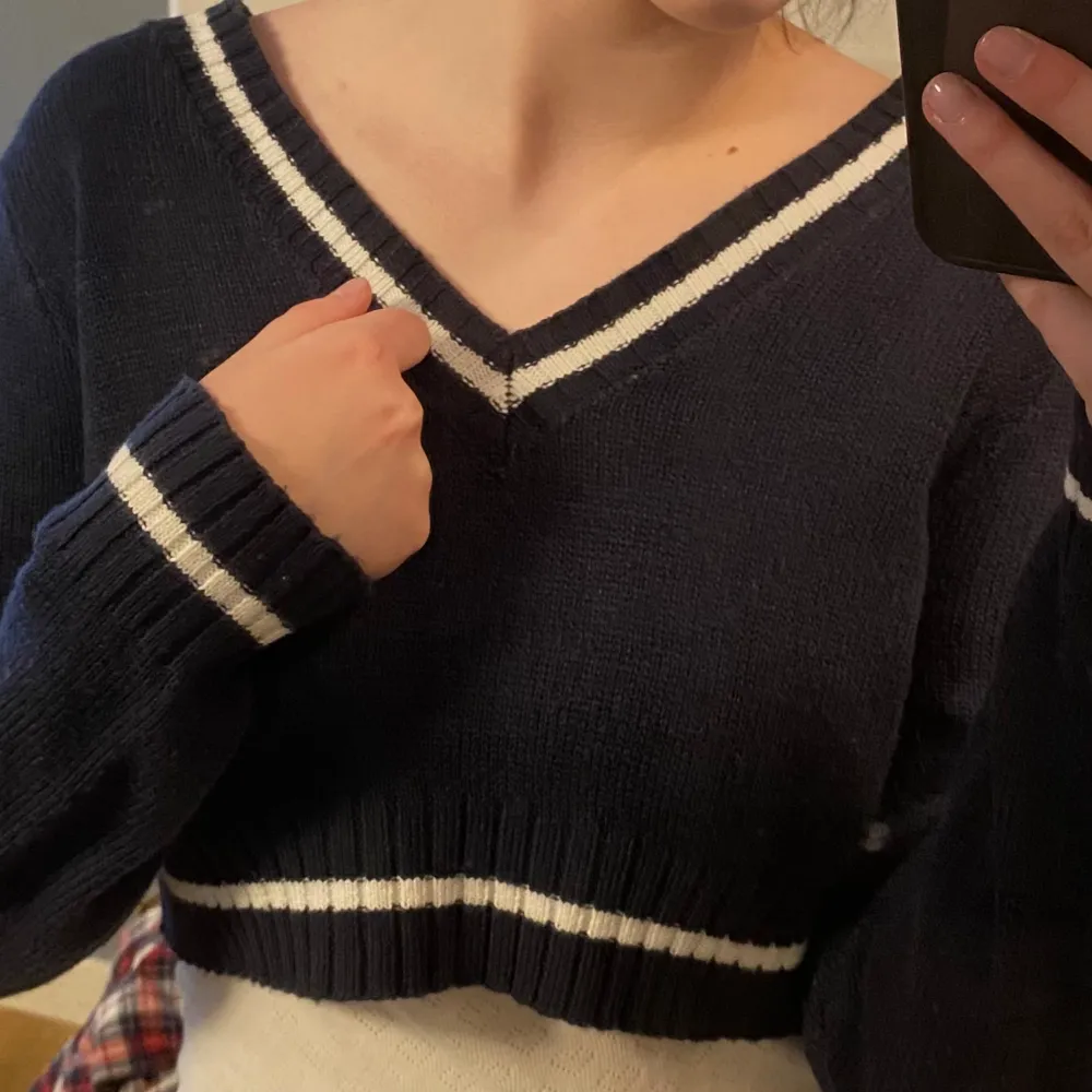 (Det är spegeln som är smutsig inte tröjan) Snygg mörkblå croppad tröja. Använd fåtal gånger. Säljer då jag redan har en liknande💙 . Tröjor & Koftor.