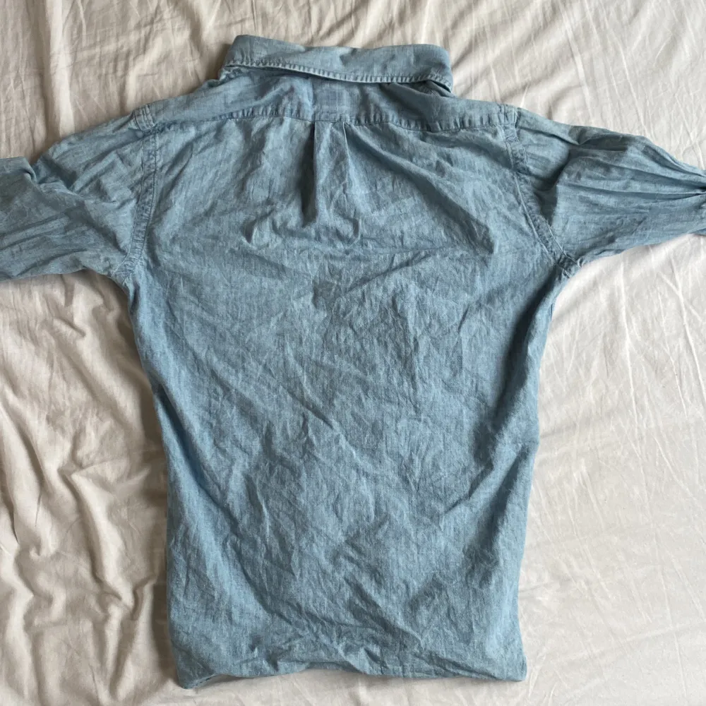 Hej, säljer nu min fina Ralph lauren skjorta i storlek M. Den är färgen ljusblå och är perfekt till när våren och sommaren kommer.   Mvh Oliver . Skjortor.