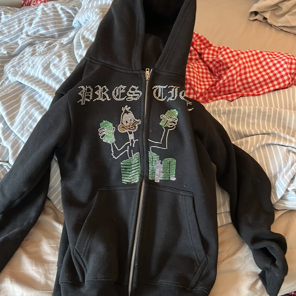 Det är en Aim for the moon hoodie som inte sälj längre. Original pris 900kr mitt 350 den är 10/10 i skick och är xs. Perfa till sommaren . Hoodies.