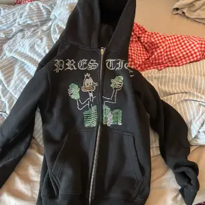 Det är en Aim for the moon hoodie som inte sälj längre. Original pris 900kr mitt 350 den är 10/10 i skick och är xs. Perfa till sommaren 