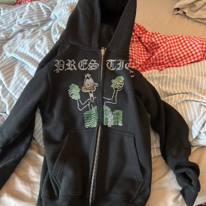 Rhinestone hoodie - Det är en Aim for the moon hoodie som inte sälj längre. Original pris 900kr mitt 350 den är 10/10 i skick och är xs. Perfa till sommaren 