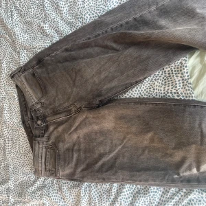 Levi’s 568 Jeans Grå - Tjena säljer ett par Levis 568 en lite bredare model av 501:an. Jeansen är helt nya endast använda ett par gånger, säljer då de är lite för stora för mig | Nypris 1400 | Mitt pris 699