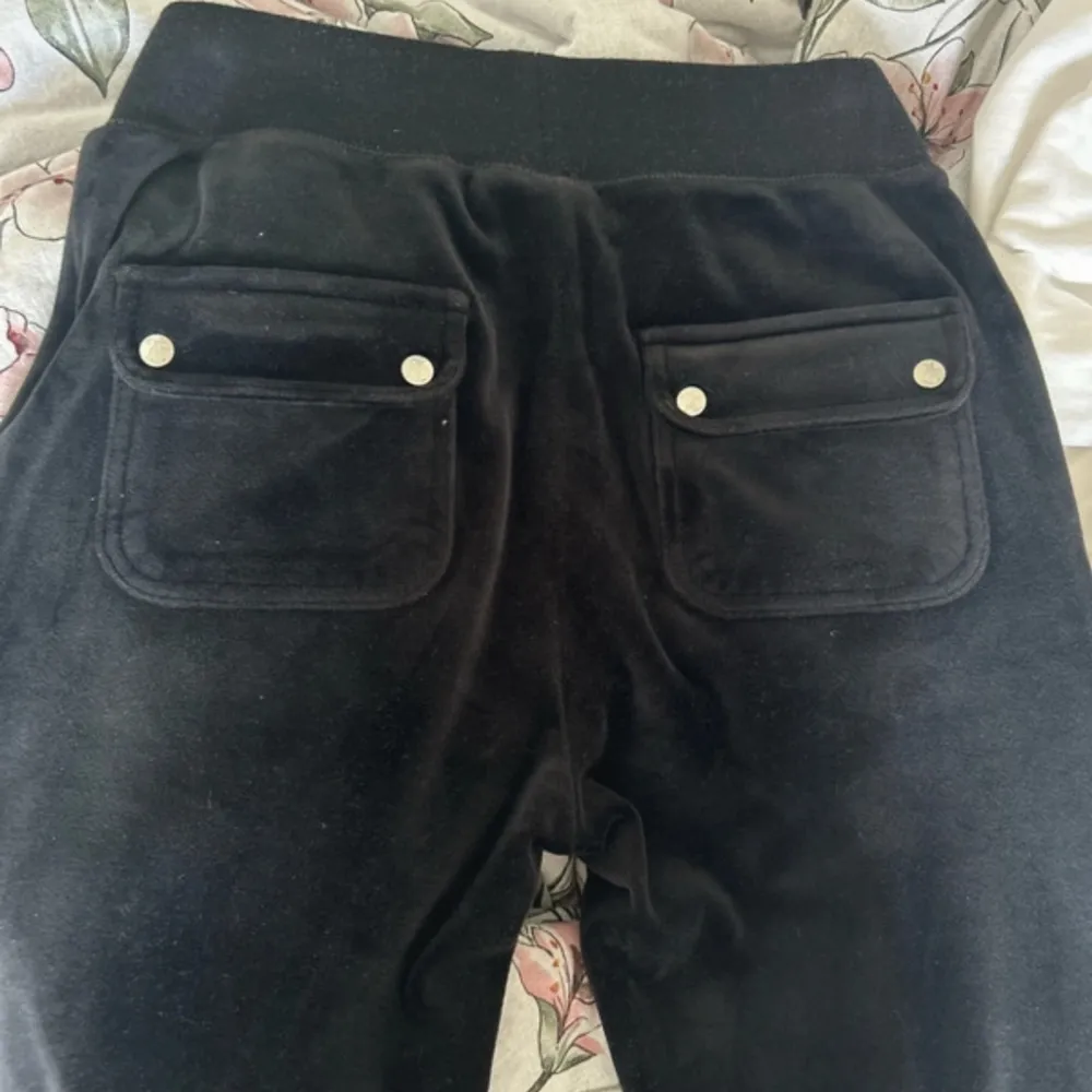 Super fina juciy byxor som endast är använda ett fåtal gånger💞 skriv privat för frågor. Jeans & Byxor.