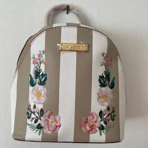 Ljusrosa ryggsäckväska från amerikanska märket Aldo. Aldrig använd, helt ny! Justerbar så man kan ha den som ryckande eller väska som hänger på sidan. Köpt den Miami för 600kr, men säljer den nu för 399kr.💕 blommorna är broderade på dig lädret:)
