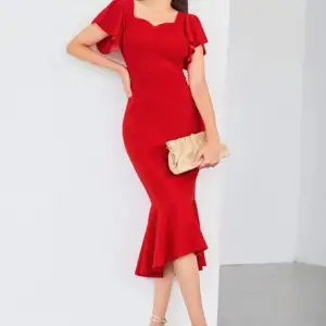 Väldigt fin röd fest klänning från shein. Endast använd en gång och är i fortfarande i ny skick. Har en öppen rygg💗