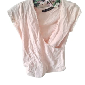 Ljusrosa tröja - Färgen ser inte ojämn ut i verkligheten, de är ljuset! 🫶🏼 En jättefin ljusrosa tröja ifrån Empress 💘 Knappt använd så den är i väldigt bra skick! Storlek 38/40 (passar mig bra som brukar ha xs/s!)