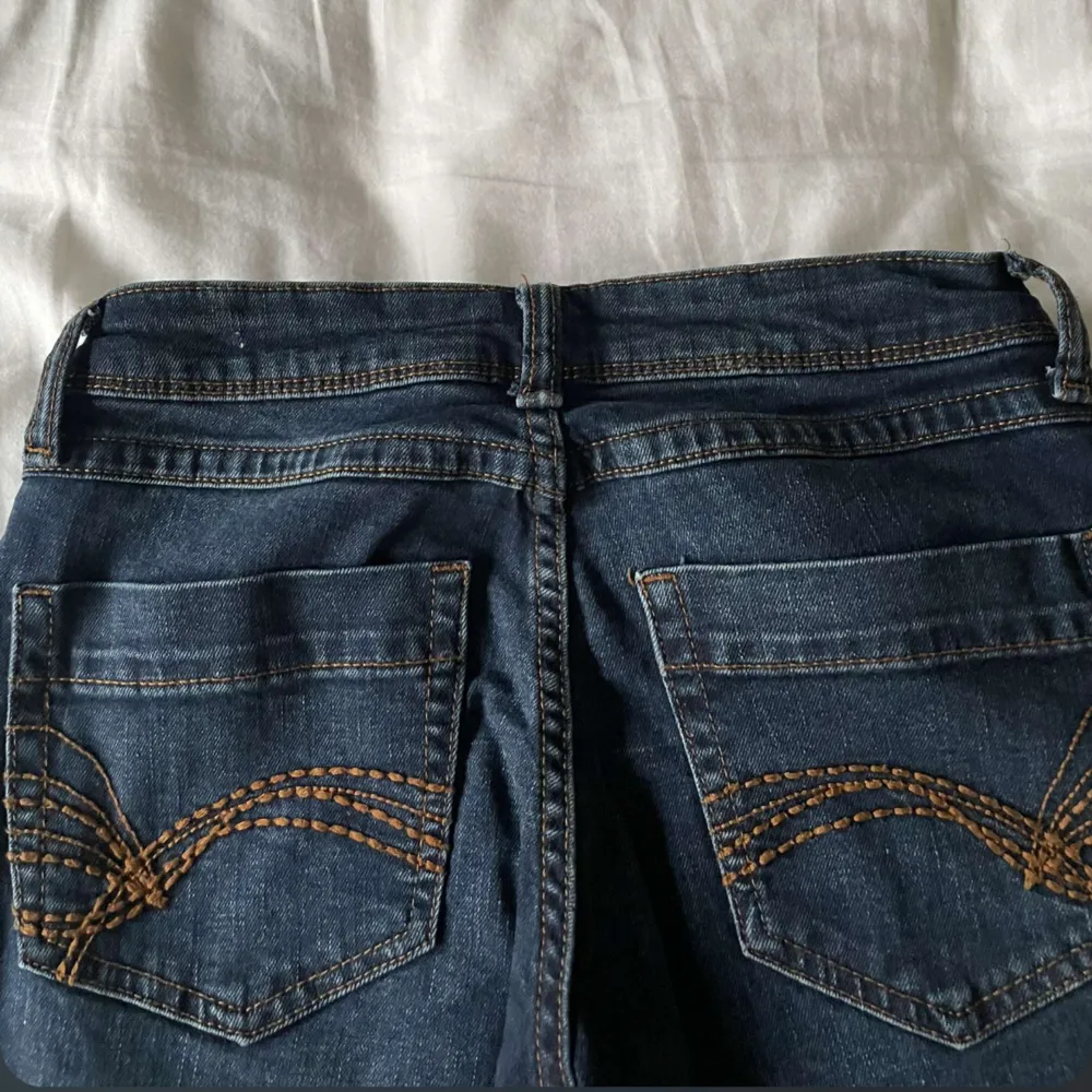 Jättefina jeans. Low waist och bootcut jeans i storlek 32. Midjemåttet rakt över är 32 cm. Skriv om du är intresserad eller har frågor 💕💕. Jeans & Byxor.