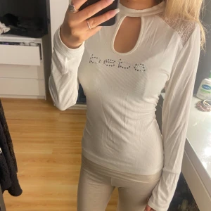 Bebe tröja 🤍 - Såå snygg tröja från bebe, många rhinestones har tyvärr lossnat och lossnar även ganska lätt men det går säkert bra att sätta dit nya om man skulle vilja, annars fint skick, spets på axlarna, storlek L men skulle säga att den passar mindre också! 🤍