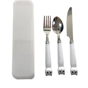 Bestick - Panda - Upptäck det ultimata besticket för alla tillfällen🍴🐼 Våra vackra bestick är inte bara eleganta utan också praktiska – de tål diskmaskin och kommer i en smidig plastförpackning perfekt för utflykte⛱️