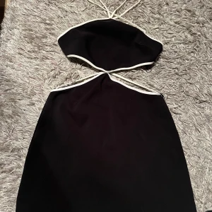 Klänning - Super fin klänning från Zara oanvänd. Strl M men passar även S. Svårt plagg att hänga upp därav liggande bilder. Nypris: 399 kronor - mitt pris: 150 kronor