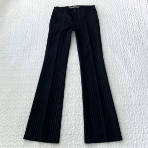 Svarta randiga lågmidjade vintage kostymbyxor i storlek xs, midjemått: 77cm beninnerlängd: 85cm 🎀