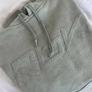 vintage hoodie från Reebok i använt men jättefint skick 💕 ingasomhelst märkbara defekter & trådarna som ser ut som att de ”gått av”, tillhör designen. Passar xs/s/m. Pris kan diskuteras vid snabb affär 💌 