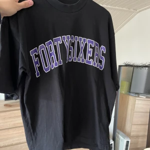 T-shirt från sweet sktbs - Säljer nu den här snygga t-shirten till ett rimligt och bra pris! Storlek S😊