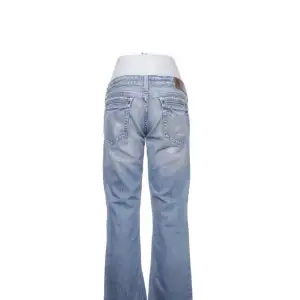 Bootcut jeans ifrån Replay  Storlek 31/32 Innerbenslängen 78 cm Midja 39 Lowwaist  Bootcut