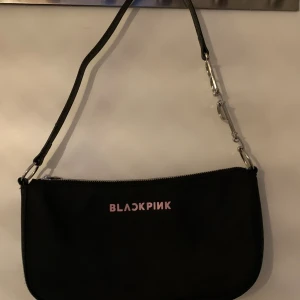Svart Blackpink väska - Snygg svart axelväska, säljer för att den aldrig kommer till användning 