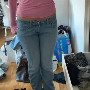 Jättefina lågmidjade jeans från Levis, raka/lite utsvängda i benen, midjemått 39 cm o inerbenslängden 76 cm⭐️