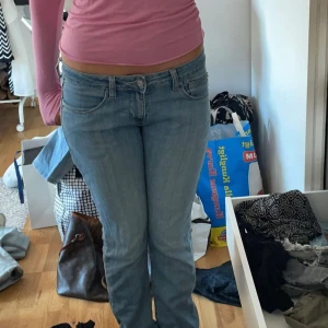 Lågmidjade jeans  - Jättefina lågmidjade jeans från Levis, raka/lite utsvängda i benen, midjemått 39 cm o inerbenslängden 76 cm⭐️