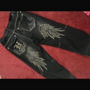 Drainer Jeans - Köpta second hand därför har de lite slitningar! Kan försöka fixa hålet i skrevet vid önskan då kanske det tar en extra dag för mig att skicka bara, men de var det när jag köpte de på plick ❤️  Ca 39cm i midjan  Skriv vid frågor! Pris kan diskuteras 