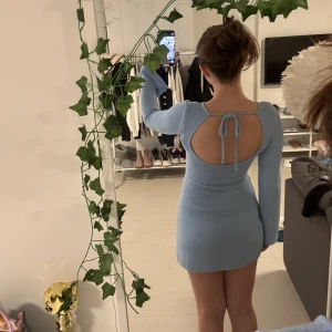 Klänning H&M - Super gullig klänning från H&M, köpt förra sommarn men ej använd då den va lite för liten, strl XS 💗perfekt till stranden eller över bikini 