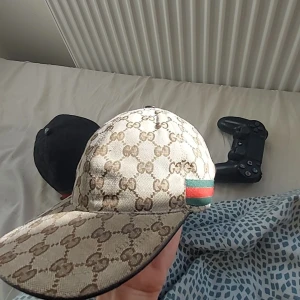 Gucci keps - Använd men i bra skick. Kan gå ner i pris vid snabb affär. Fraktar endast.