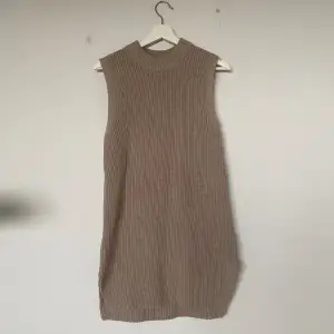 H&M Beige stickad klänning utan ärmar XS Använd 1 gång