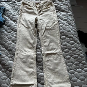 bootcut jeans - Bootcutjeans från pieces, passar 32/34🩷