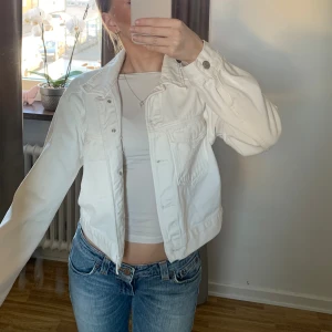 jeansjacka  - så snygg jeansjacka i jättefint skick!❣️