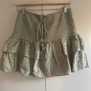 Zara kjol, endast använd fåtal gånger, storlek M men passar även S, det är shorts inuti kjolen, priset går att diskuteras vid snabb affär 🥰