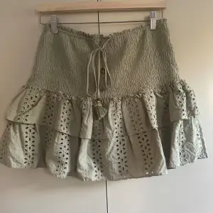 Zara kjol, endast använd fåtal gånger, storlek M men passar även S, priset går att diskuteras vid snabb affär 🥰