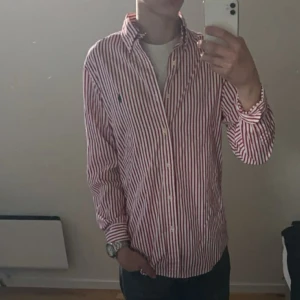 Polo ralph lauren skjorta - Fräsch skjorta till sommaren, mycket bra skick(8,5/10) använd fåtal gånger bara. Mitt pris: 349