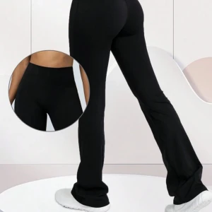 yogapants - snygga yogapants i tränings material, aldrig använd strl S innerbenslängd är ca 79cm