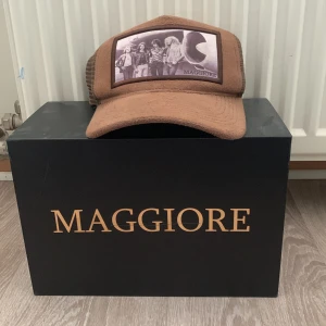 Keps - Din maggiore keps gått upp lite på sidan men lätt att sy igen