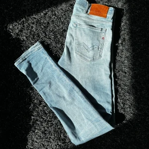 Replay - Säljer nu ett par riktigt feta replay annars jeans som har riktigt feta slitningar! Skicket är 9/10 så typ helt nya och kostar endast 459kr. Hör av er vid minsta fundering så löser vi! 