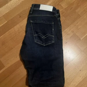 Replay Anbass  - Sköna jeans från replay! Dom är i 9,5/10 skick, köpta på nk för ungefär en månad sedan. Tveka inte på att höra av er om ni har funderingar!