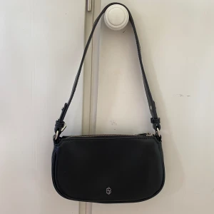 Svart handväska - Fint skick men kan vara lite fläckig innuti, bilder kan visas! 