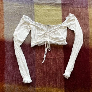 Nelly topp - Topp från Nelly, storlek S, går att justera där fram