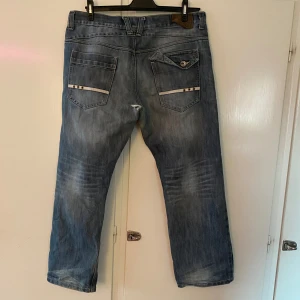 Baggy drainer jeans  - Vet inte varför de ser så korta ut då benlängden är 103 cm annars är de jävligt snygga  Skriv om ni undrar något, vill ha fler mått eller fler bilder :) 