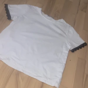 T-shirt - Säljer den fina t-shitrt från zara i storlek s, den har en liten fläck men inget man tänker på 💗använd gjärna köp nu