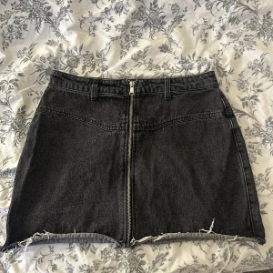 Jeanskjol - Snygg kjol, väldigt liten i storlek. Den säger L men skulle säga S (midjemått 37 tvärsöver)