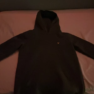 Lyle and scott hoodie - Riktigt fin hoodie i bra skick. Andvänd nån gång bara. Köpt för 650 kronor på kidsbrandstore👌