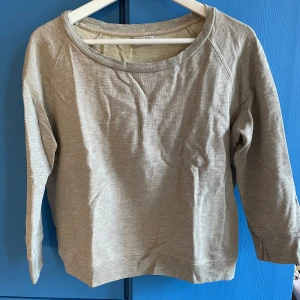 Tröja Acne - Grå collegetröja från Acne Studios med trekvartslång ärm. Sparsamt använd, i fint skick! Storlek S.