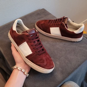 Valentino Flycrew - Extremt feta flycrews i färgen vinröd! Cond 7/10, ALLA nitar kvar! Enbart skorna därav det låga priset!