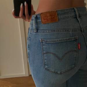 Lågmidjade Levis jeans i modellen ”712 slim”. Storlek 27