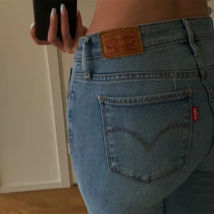 Levis jeans - Lågmidjade Levis jeans i modellen ”712 slim”. Storlek 27