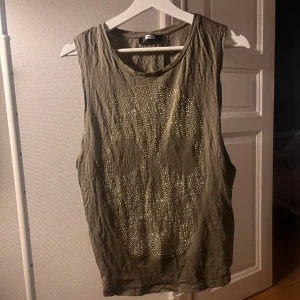 skelett linne - ett coolt linne som man kan stayla väldigt fint men känner inte att detta passar in i min nuvarande stil men tror verkligen om man staylar de rätt blir de riktigt coolt🖤