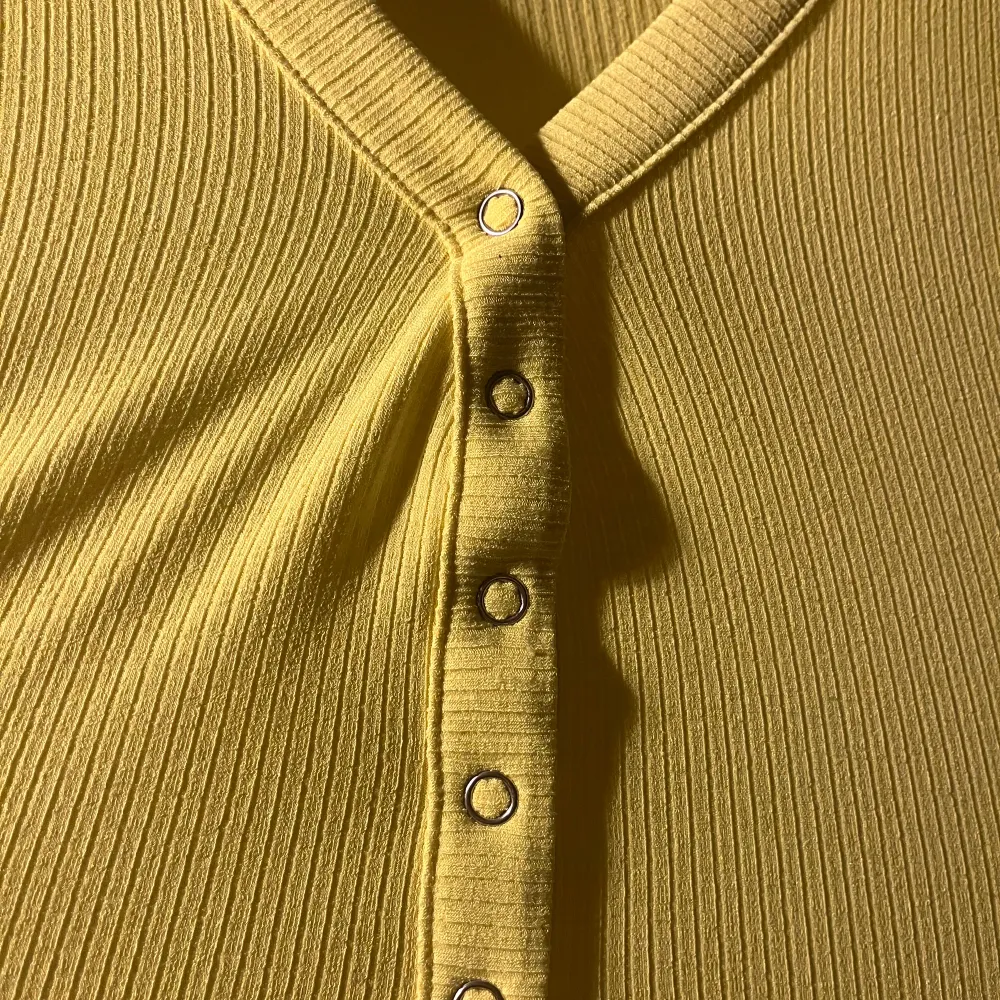 en rolig sommartop när du vill piffa upp vardagen lite ☀️använt en del gånger men är i väldigt bra skick💛. Yläosat.
