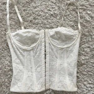 Vit korsett topp🤍 - Vit korsett topp 🤍 Knappt använd 